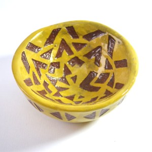 Miska żółta na ciemnej glinie